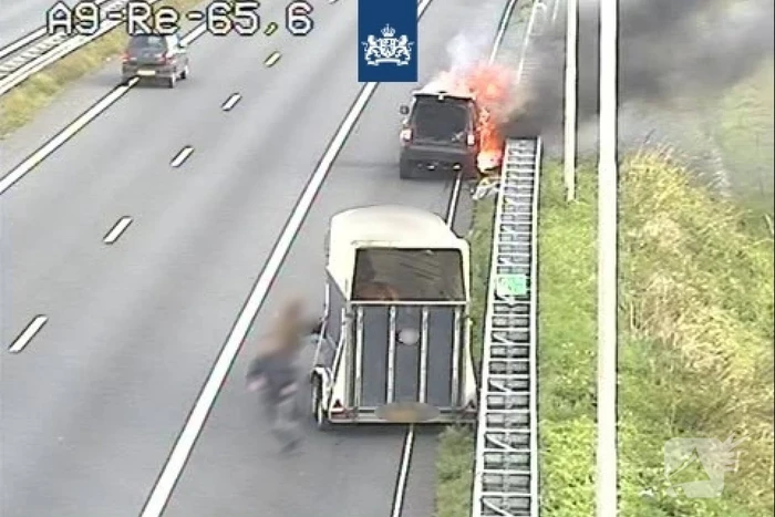 Auto met paardentrailer gaat in vlammen op