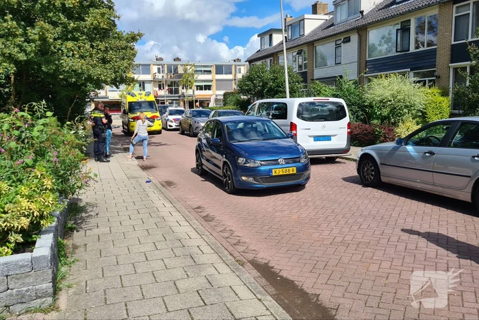 Overstekend kind geschept door auto