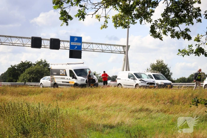 Forse file door kop-staartbotsing met drie voertuigen