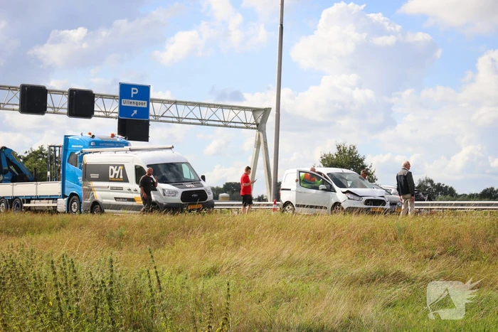Forse file door kop-staartbotsing met drie voertuigen