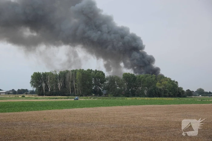 Zwarte rookwolken bij grote brand in schuur