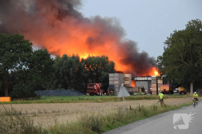Zwarte rookwolken bij grote brand in schuur