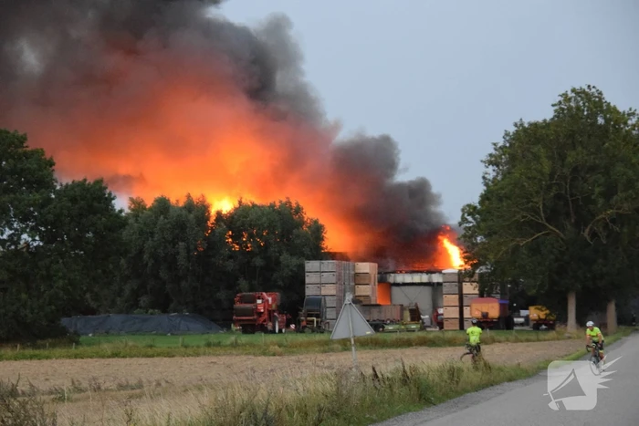 Zwarte rookwolken bij grote brand in schuur