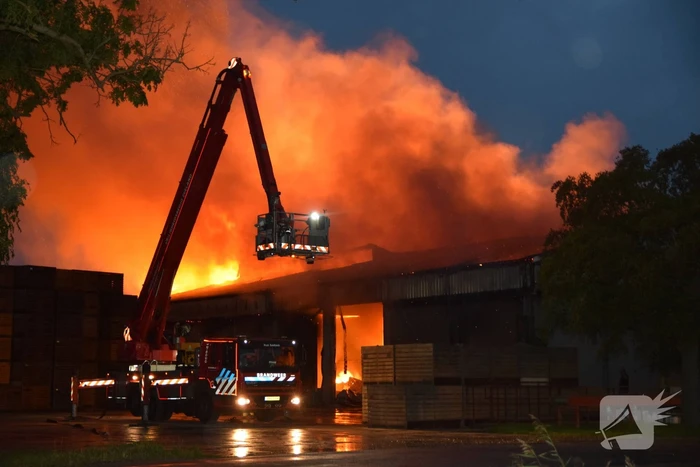 Zwarte rookwolken bij grote brand in schuur