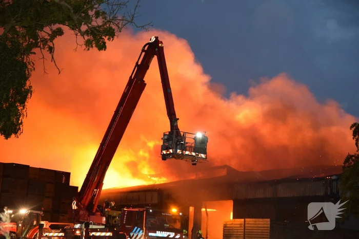 Zwarte rookwolken bij grote brand in schuur
