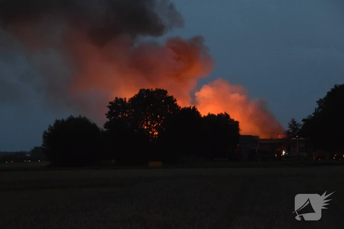 Zwarte rookwolken bij grote brand in schuur