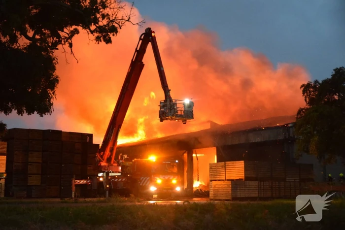 Zwarte rookwolken bij grote brand in schuur