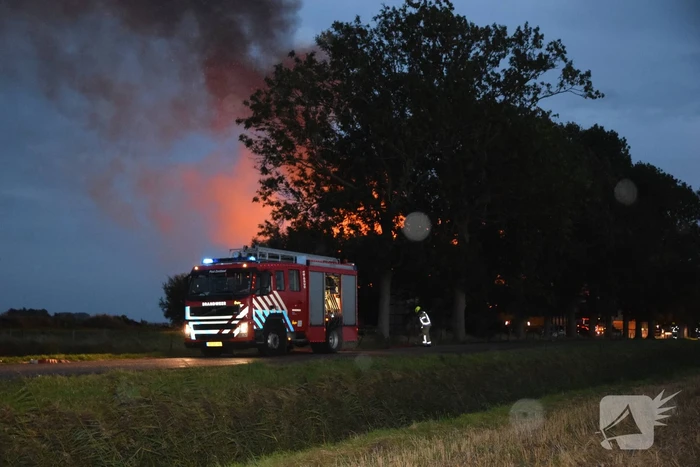 Zwarte rookwolken bij grote brand in schuur