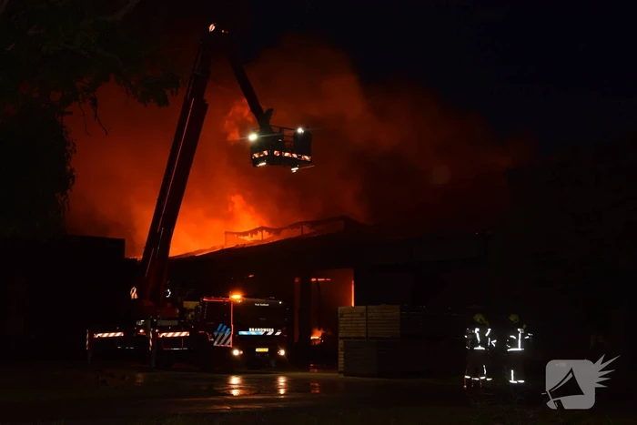 Zwarte rookwolken bij grote brand in schuur