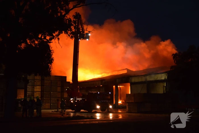 Zwarte rookwolken bij grote brand in schuur