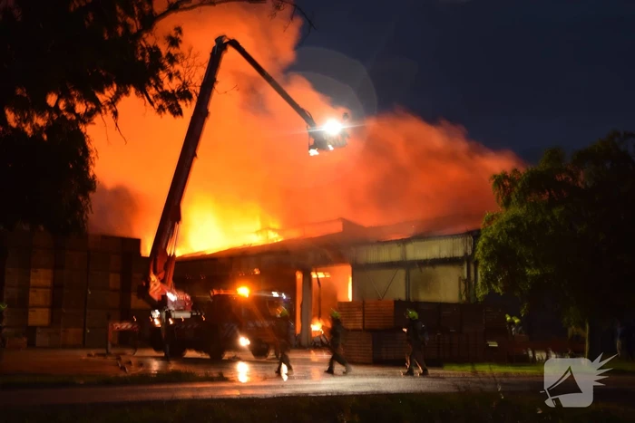 Zwarte rookwolken bij grote brand in schuur
