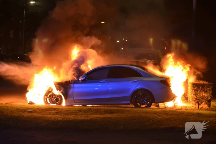 Auto gaat in vlammen op