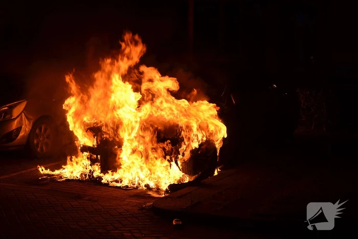 Auto gaat in vlammen op