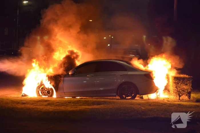 Auto gaat in vlammen op