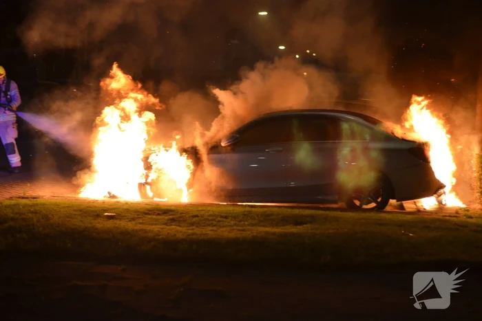 Auto gaat in vlammen op