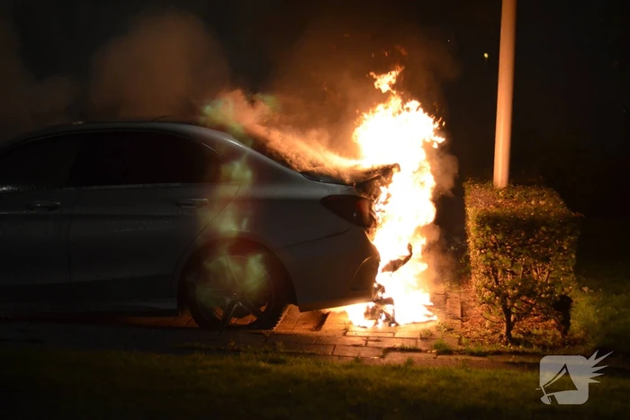 Auto gaat in vlammen op