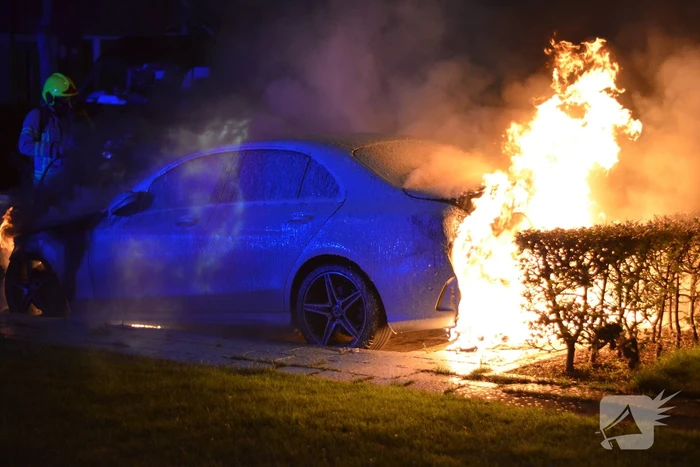 Auto gaat in vlammen op