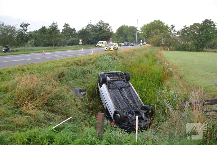 Auto op de kop, bestuurder spoorloos