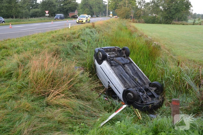 Auto op de kop, bestuurder spoorloos