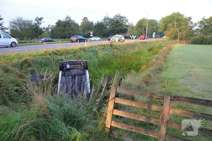 Auto op de kop, bestuurder spoorloos