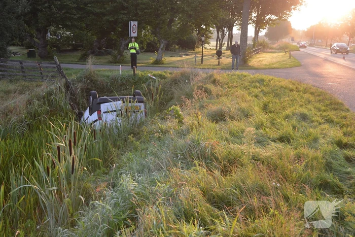 Auto op de kop, bestuurder spoorloos