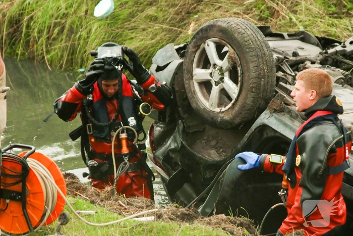 Bestuurder heeft engeltje op schouder bij koprol met auto