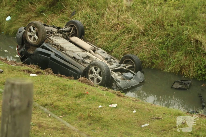 Bestuurder heeft engeltje op schouder bij koprol met auto