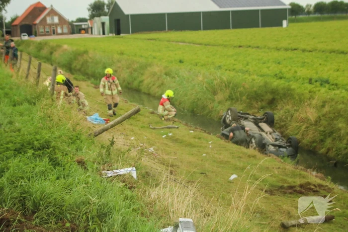 Bestuurder heeft engeltje op schouder bij koprol met auto
