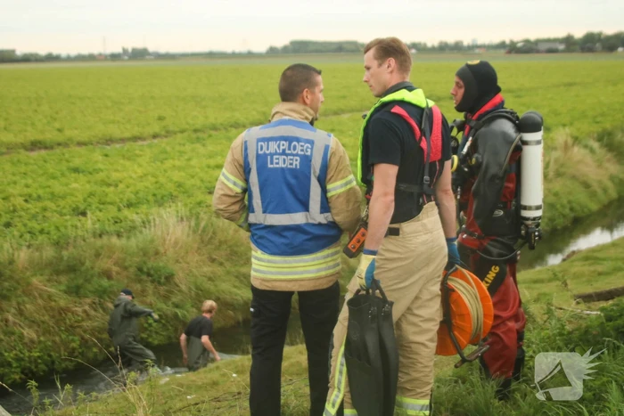 Bestuurder heeft engeltje op schouder bij koprol met auto