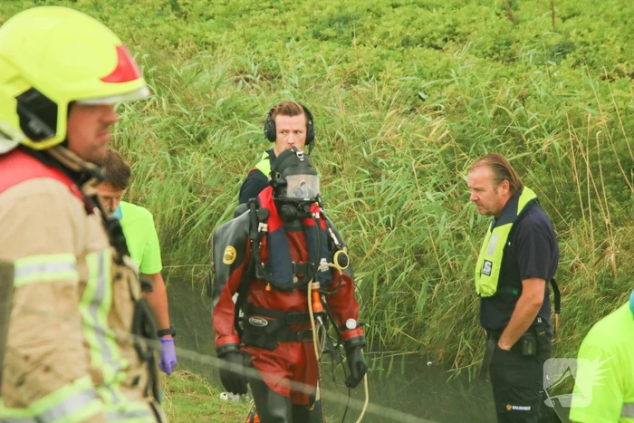 Bestuurder heeft engeltje op schouder bij koprol met auto