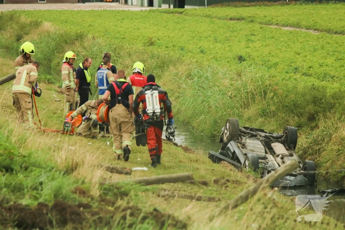 Bestuurder heeft engeltje op schouder bij koprol met auto