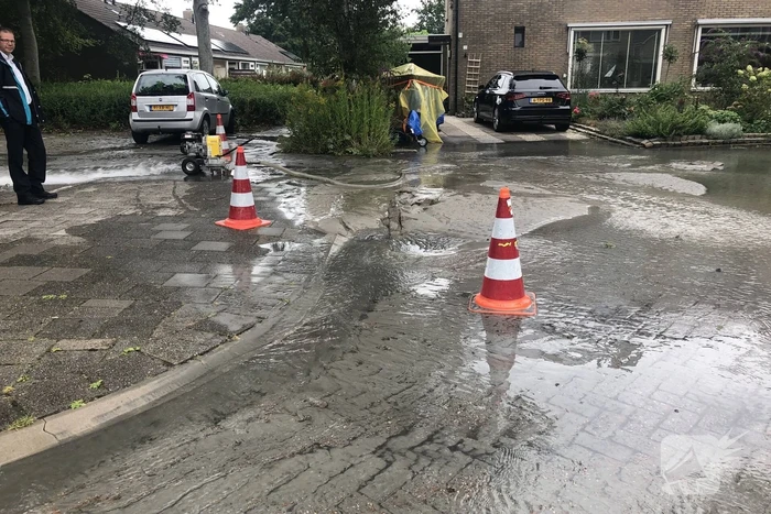 Straten onder water na gesprongen waterleiding