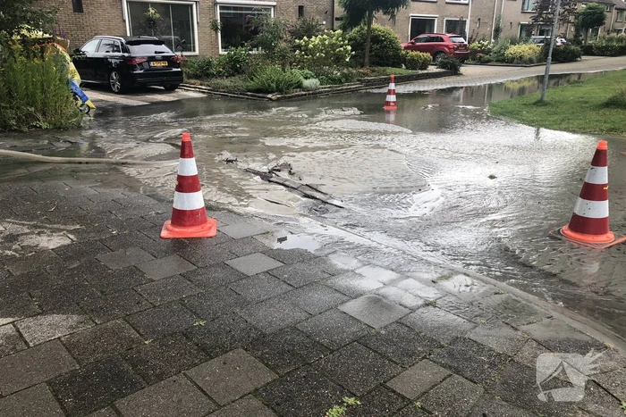 Straten onder water na gesprongen waterleiding
