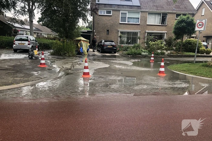 Straten onder water na gesprongen waterleiding