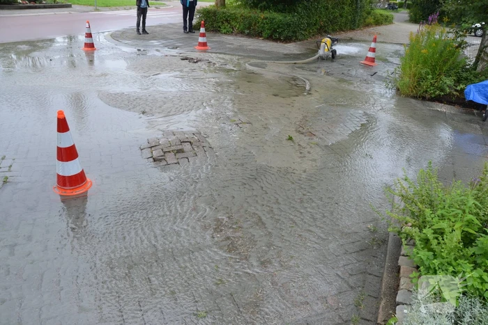 Straten onder water na gesprongen waterleiding