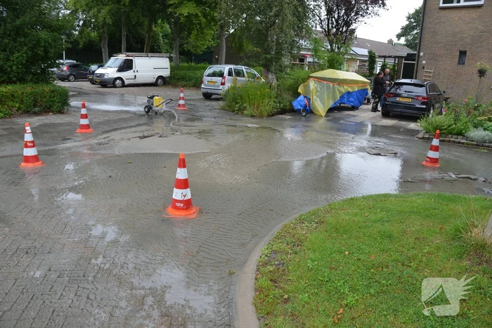 Straten onder water na gesprongen waterleiding