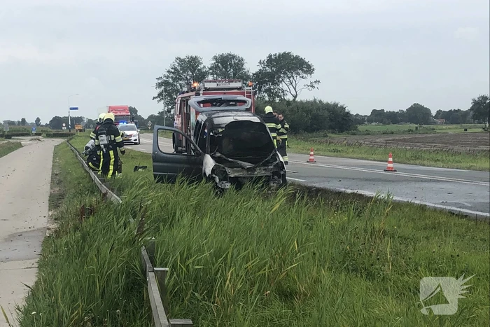 Auto vliegt in brand onder het rijden, auto total-loss