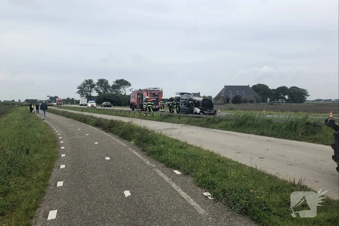 Auto vliegt in brand onder het rijden, auto total-loss