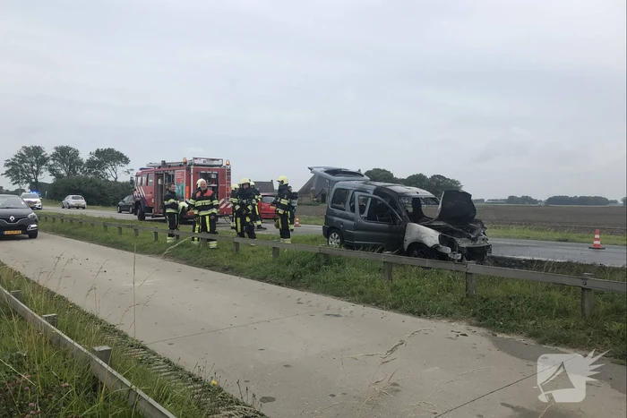 Auto vliegt in brand onder het rijden, auto total-loss