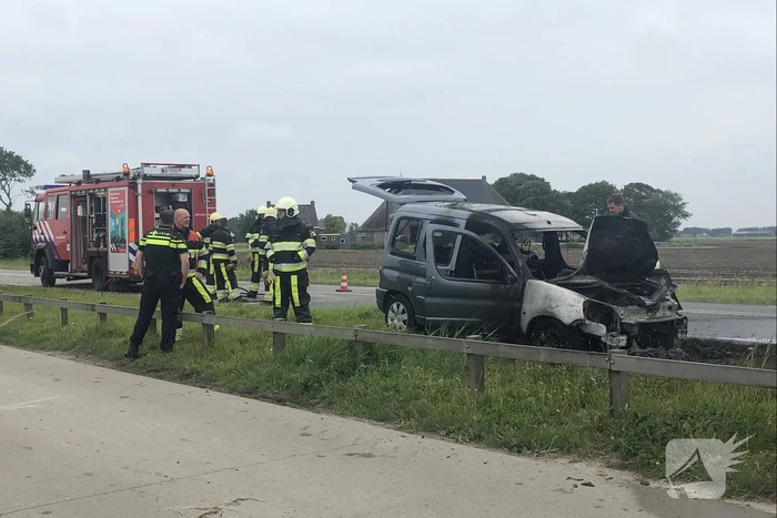 Auto vliegt in brand onder het rijden, auto total-loss