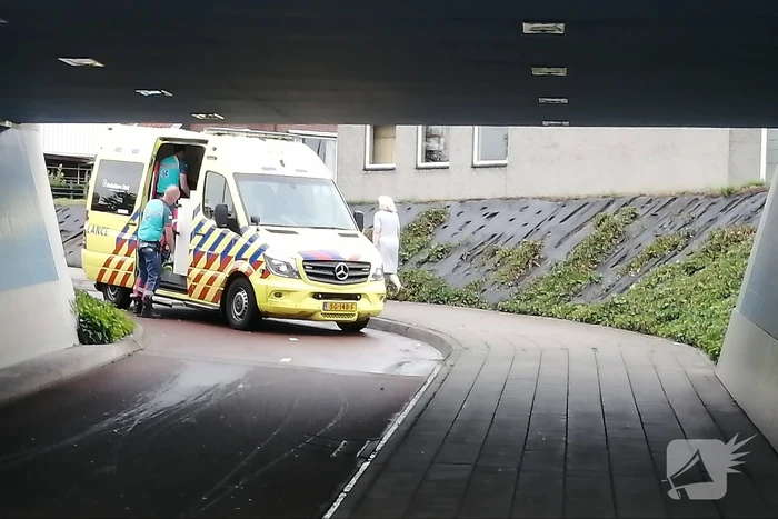 Scooterrijder en fietser botsen op fietspad