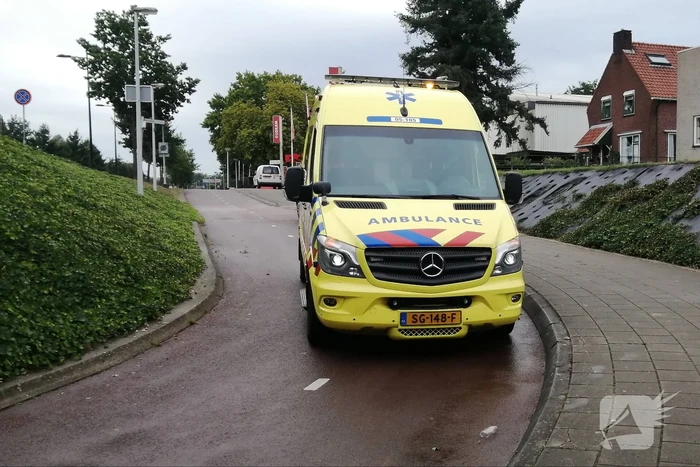 Scooterrijder en fietser botsen op fietspad
