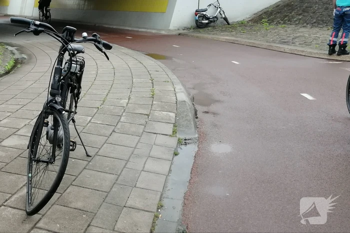 Scooterrijder en fietser botsen op fietspad
