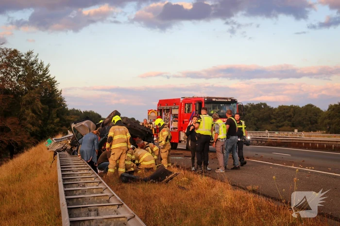 Auto belandt 180 graden gedraaid op de kop tegen vangrail