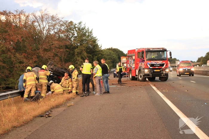 Auto belandt 180 graden gedraaid op de kop tegen vangrail