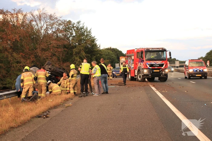 Auto belandt 180 graden gedraaid op de kop tegen vangrail