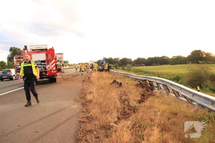 Auto belandt 180 graden gedraaid op de kop tegen vangrail