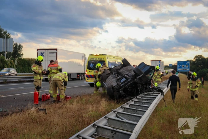 Auto belandt 180 graden gedraaid op de kop tegen vangrail