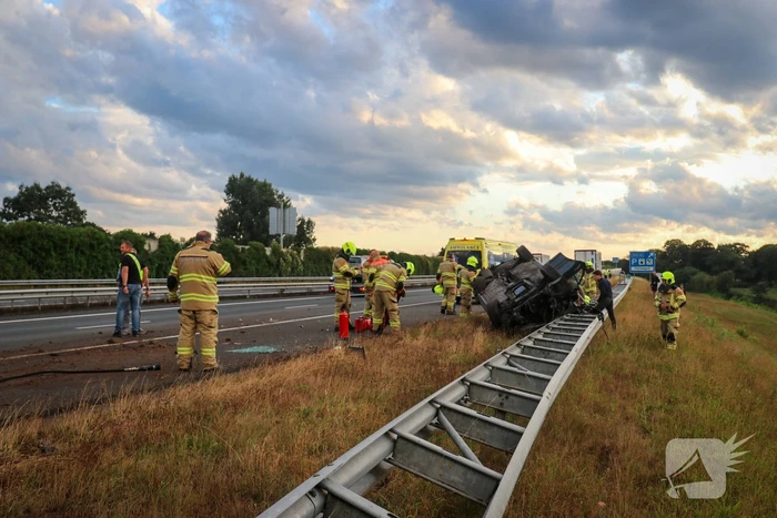 Auto belandt 180 graden gedraaid op de kop tegen vangrail
