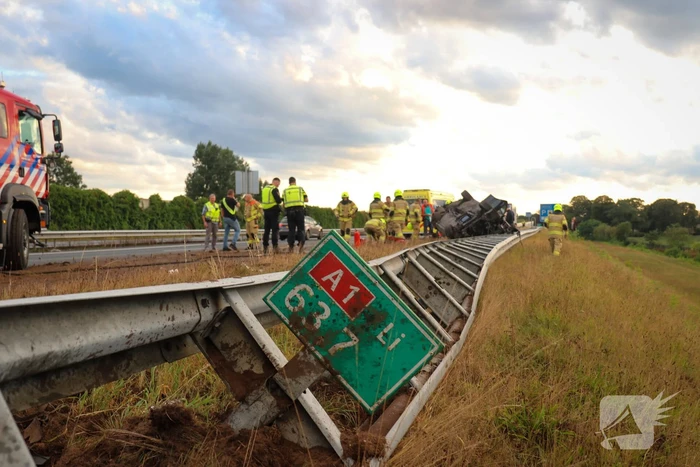 Auto belandt 180 graden gedraaid op de kop tegen vangrail